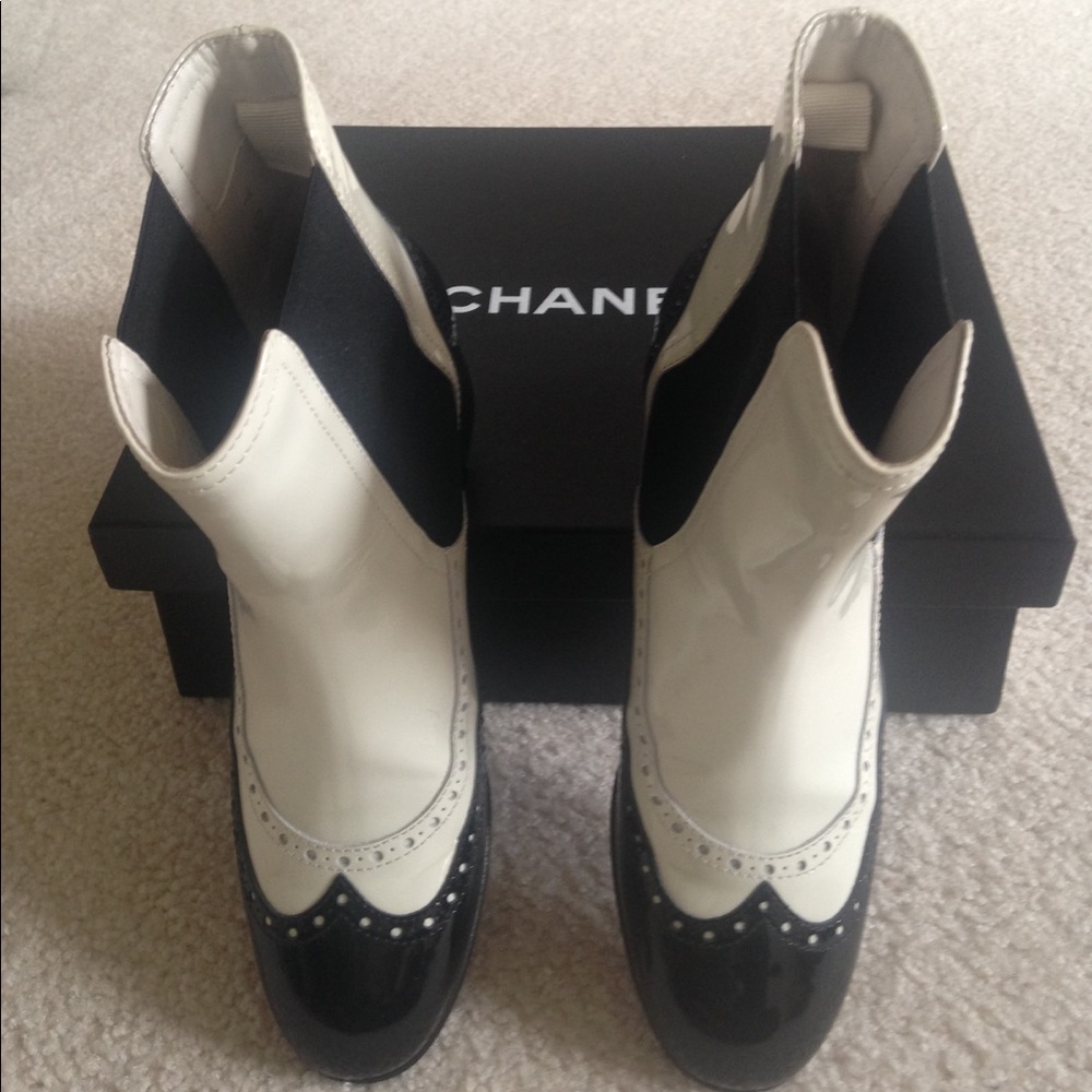 ‼️SOLD ‼️Authentic Chanel patent leather boots - Picture 2 of 8